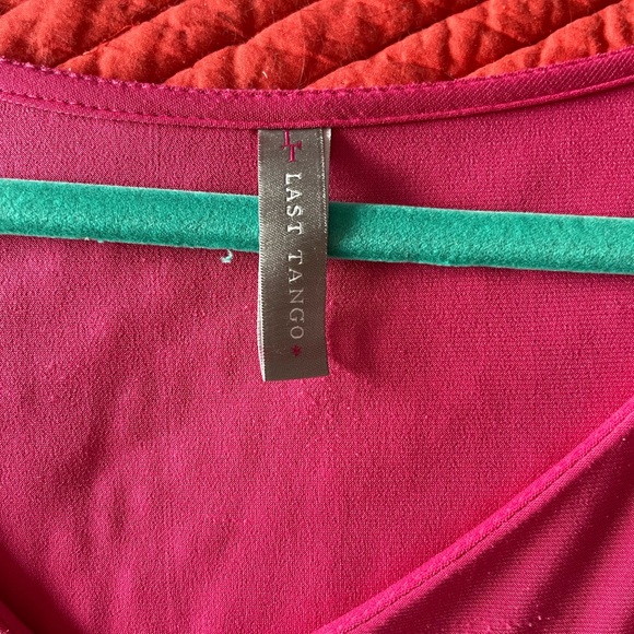 Last Tango 3/4 Ladder-Sleeve, Asymmetrical Top. Fuchsia. M - Picture 5 of 9
